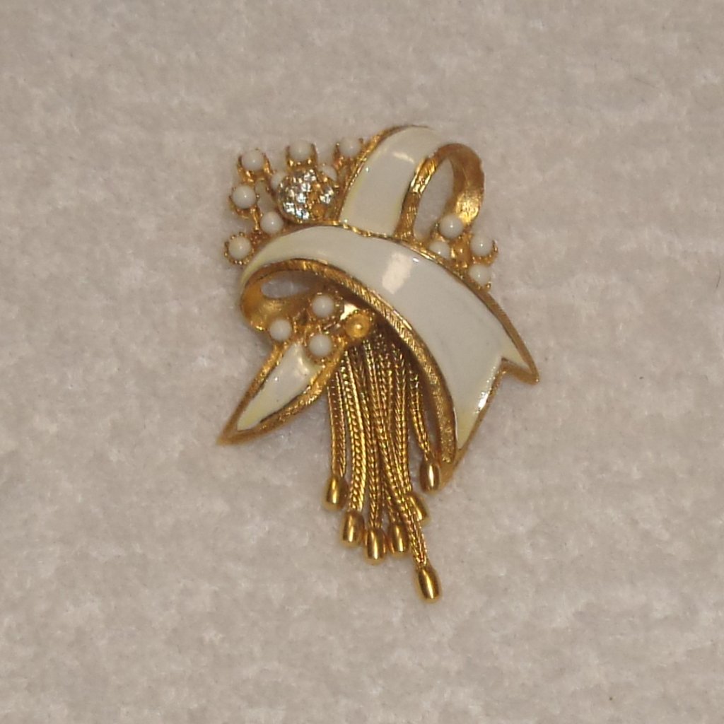 Signed Hattie Carnegie Pin Brooch Gold Tone White Enamel Bowl Chain Dangles 100$
